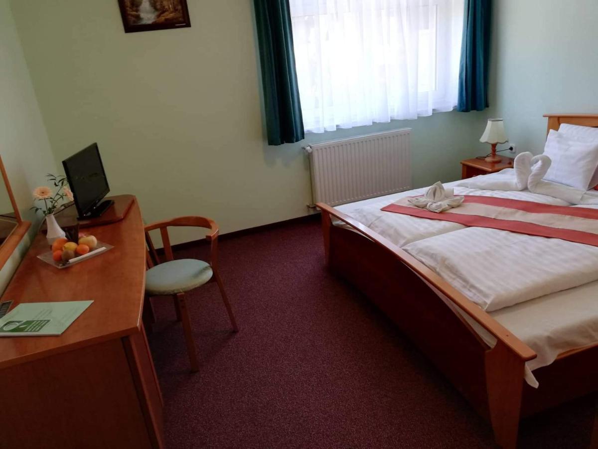 Gosztola Gyoengye-Az Erdo Szallodaja エクステリア 写真